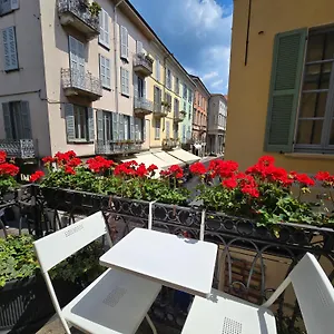 russomanno-apartments.it-lombardy.com/