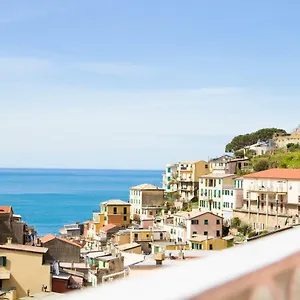 live-in-the-heart-of-5-terre-riomaggiore.hotelitalianriviera.com/